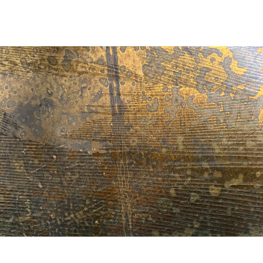 Chapa de latón con desperfectos