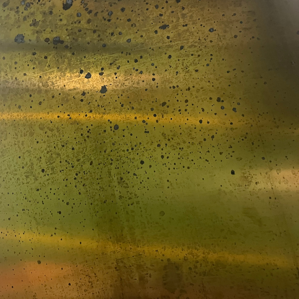 Chapa de latón con desperfectos